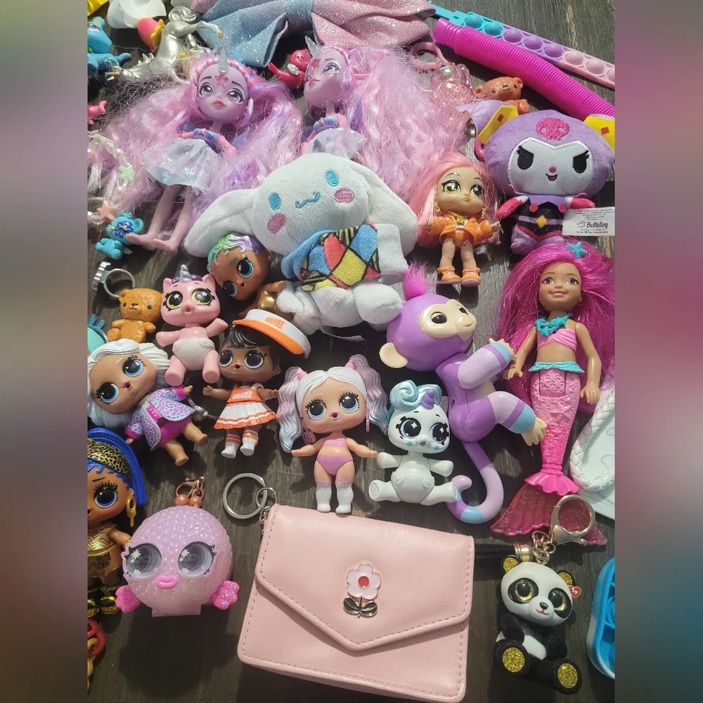 120+ Piece Girls Bundle Toys, L.O.L, Hello Kitty, Cinnamoroll, Magic Pixiling - Picture 6 of 12